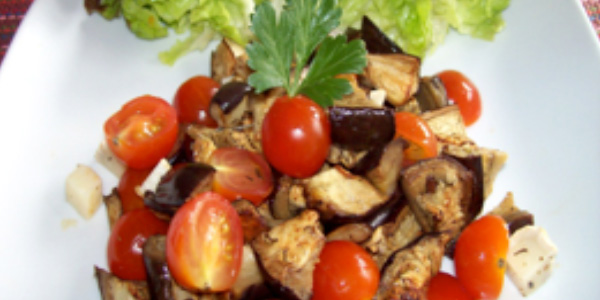 Ensalada de berenjenas, tomates y calabacín.